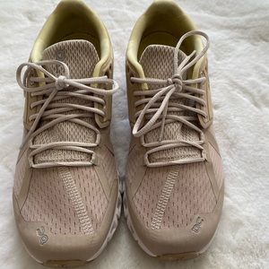 On Cloud Tennis Shoes (size 8) Color (Sand Pearl)